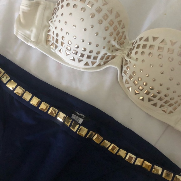 Bikini - Picture 2 of 5